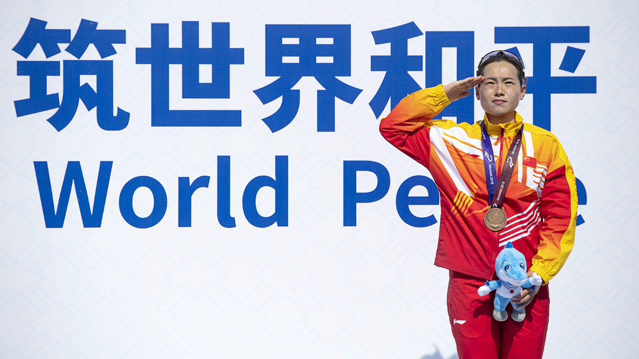 新华社军运会图片佳作：军礼