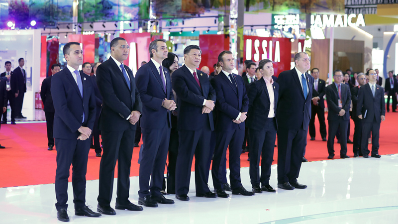 習近平同出席第二屆中國國際進口博覽會的外國領導人共同巡館