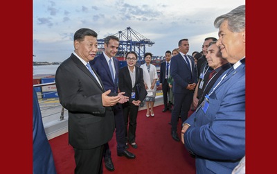 習近平和希臘總理米佐塔基斯共同參觀中遠海運比雷埃夫斯港項目