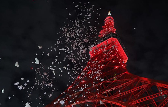 东京塔亮起“中国红”