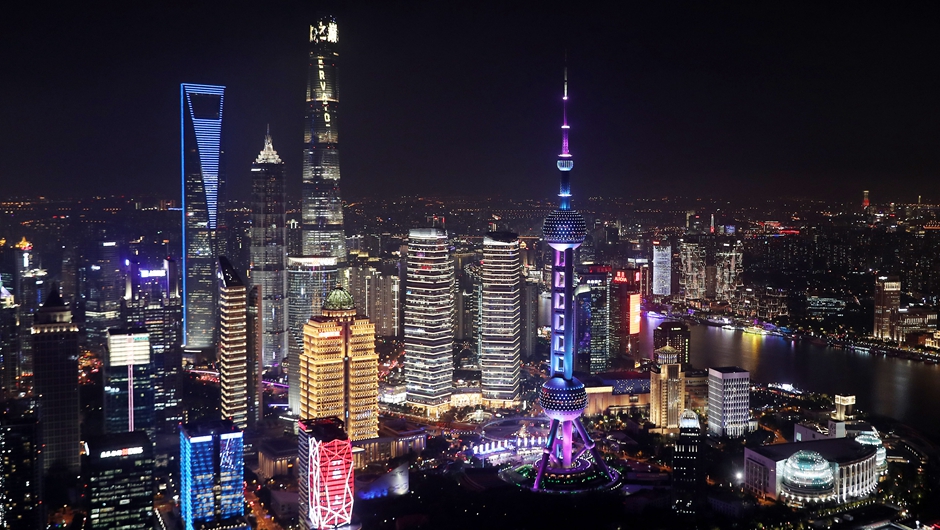 上海：灯光璀璨迎进博