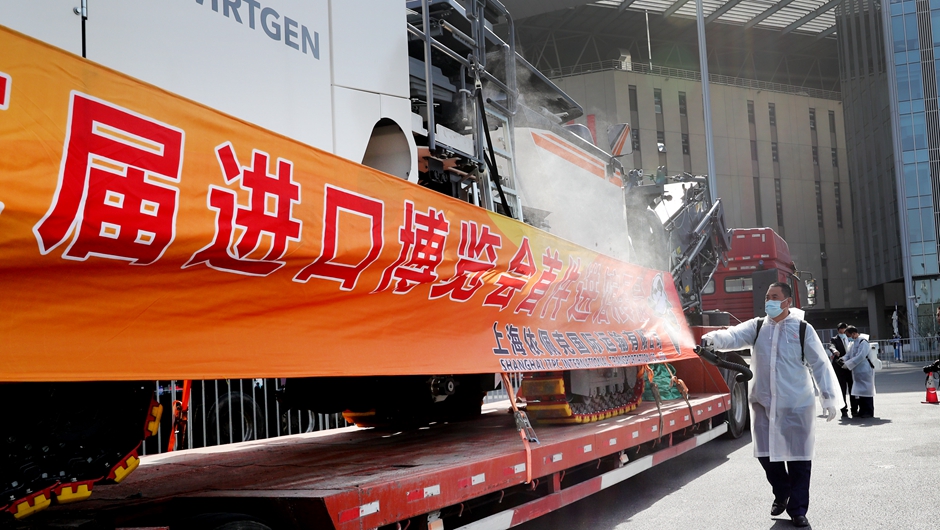 第三届进博会首件展品进场