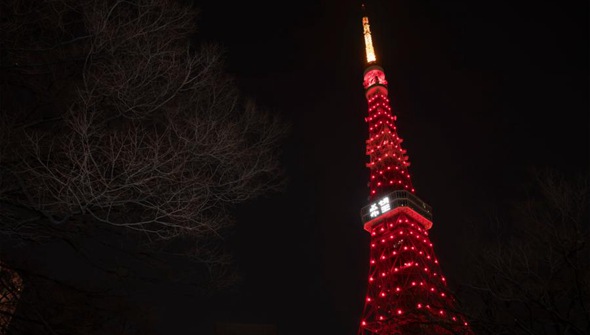东京塔除夕点亮“中国红”