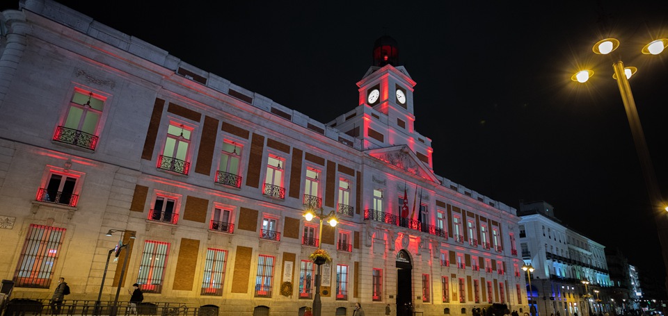 西班牙馬德裏太陽門廣場點亮“中國紅”