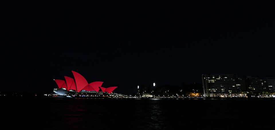 悉尼歌剧院除夕夜亮红迎接中国农历新年
