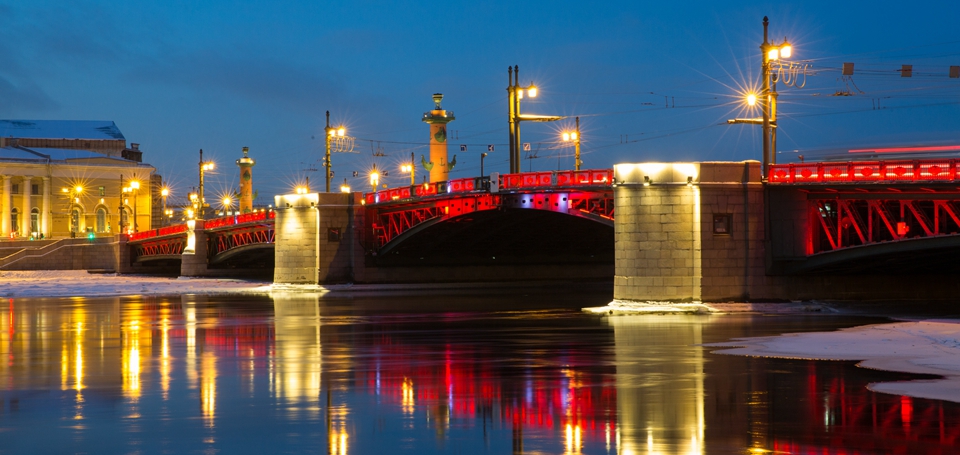 聖彼得堡宮廷橋點亮“中國紅”
