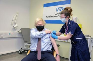 英國首相接種阿斯利康新冠疫苗