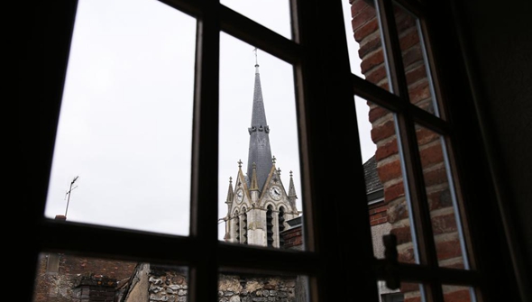 法國蒙達爾紀市政廳（男子公學舊址）拍到的窗外教堂