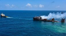 斯里兰卡总统下令处理起火货船