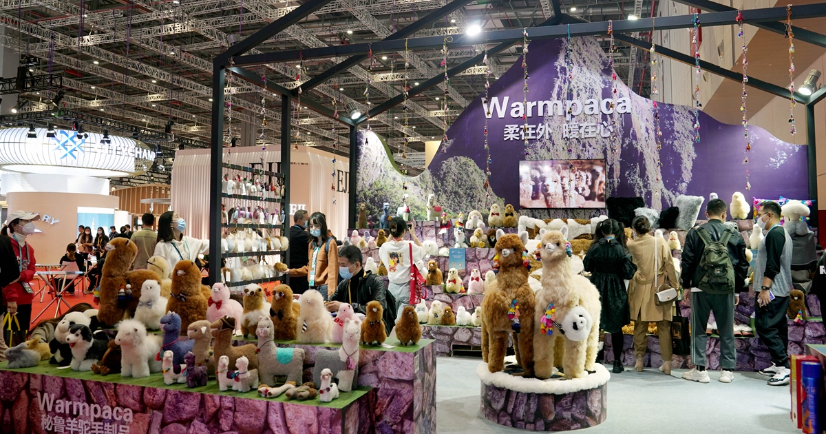 新华全媒+｜第四届进博会上的秘鲁玩偶：可爱的不止&ldquo;小羊驼&rdquo;