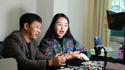 全球连线｜苗族银匠张永富&ldquo;触网&rdquo;记