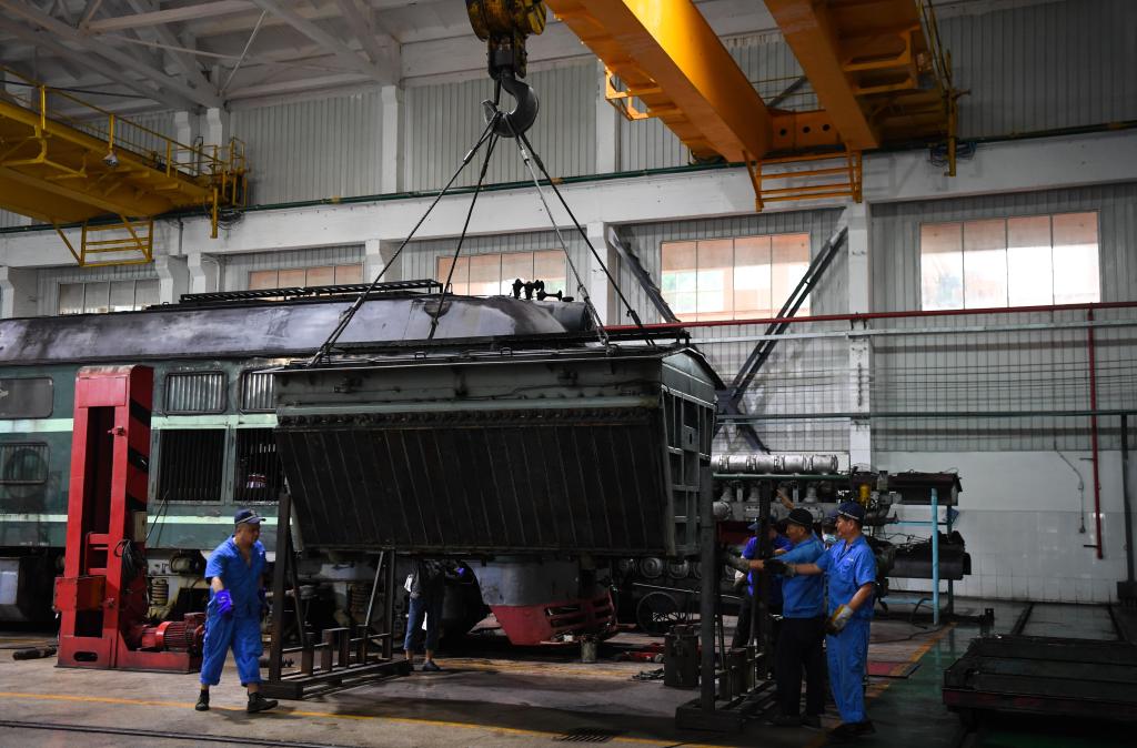 广州机务段的&ldquo;机车大夫&rdquo;