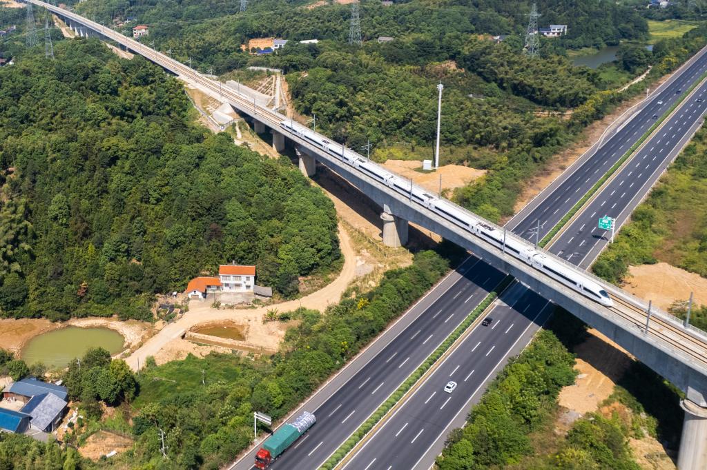 新华全媒+丨渝（重庆）厦（门）高铁益阳至长沙段开通运营