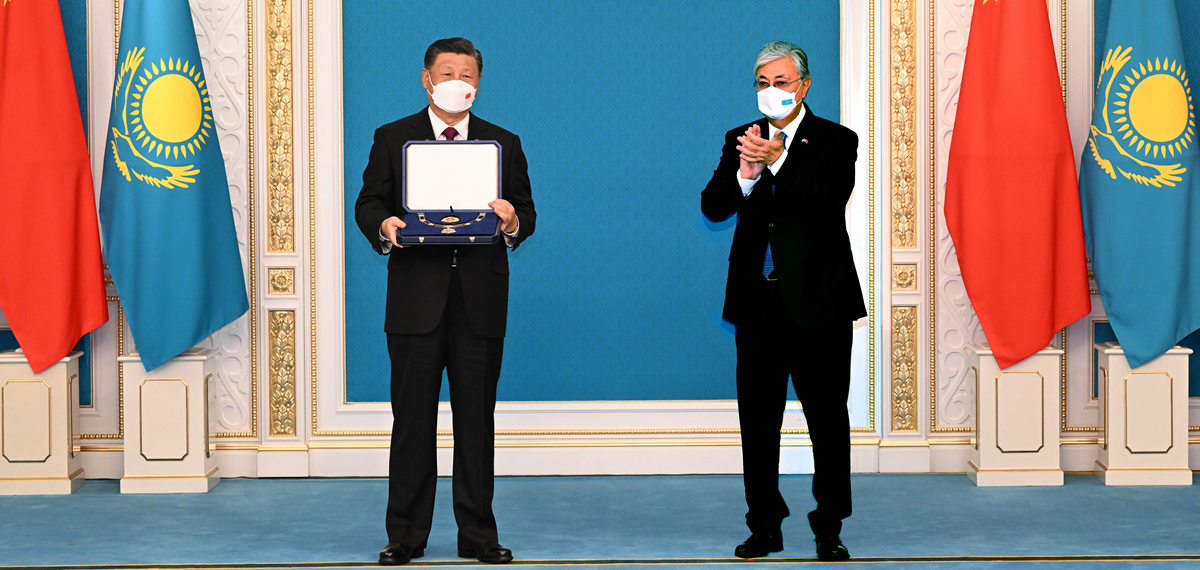 习近平接受哈萨克斯坦总统托卡耶夫授予&ldquo;金鹰&rdquo;勋章