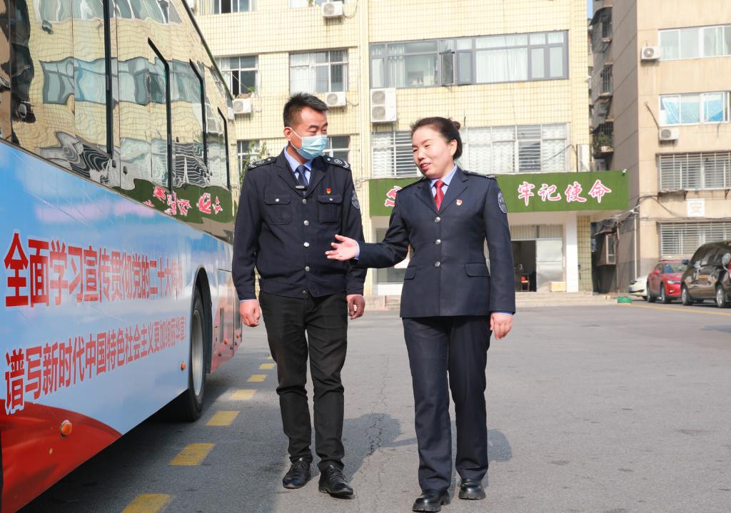 新时代新征程新伟业丨守住为乘客服务的初心 当好百姓的&ldquo;专职司机&rdquo;