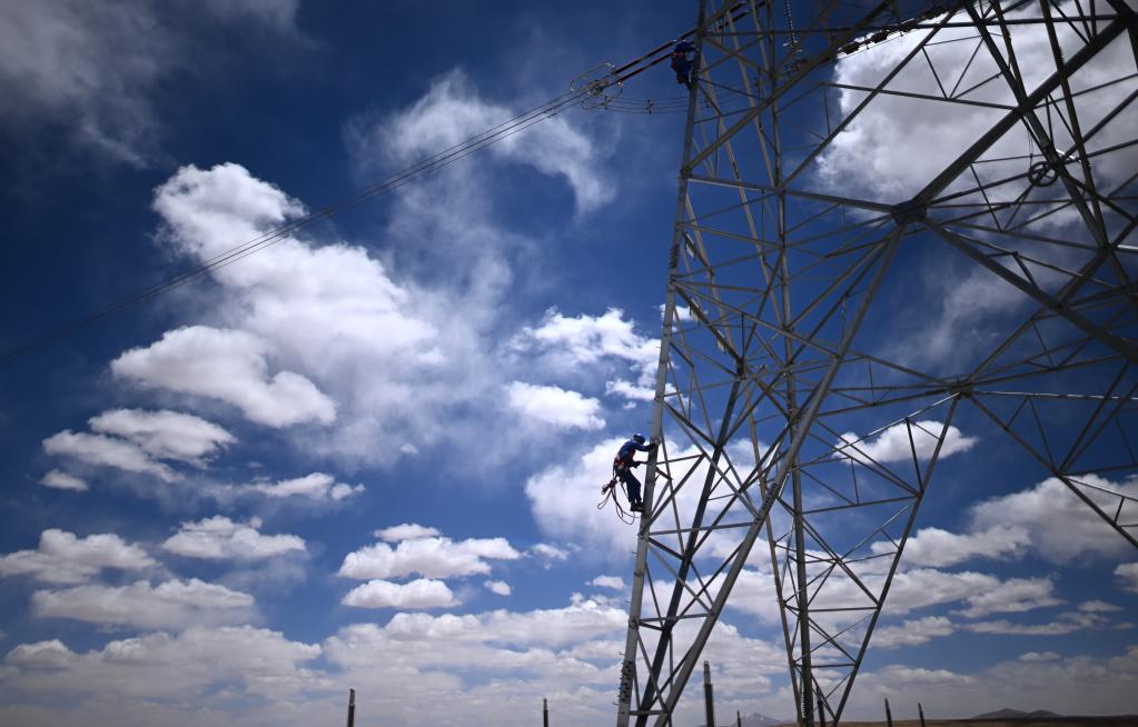 新华全媒+丨天上&ldquo;医生&rdquo;把脉&ldquo;电力天路&rdquo;