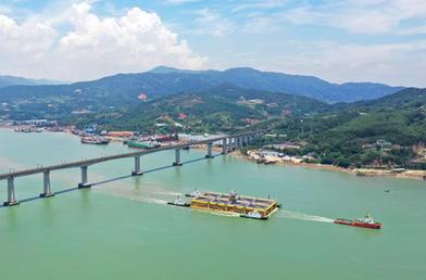 深远海养殖平台&ldquo;宁德1号&rdquo;拖航出海