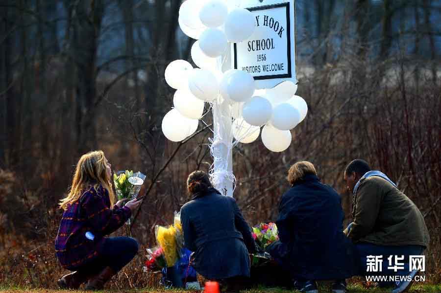 美國紐敦居民悼念槍擊事件死難者