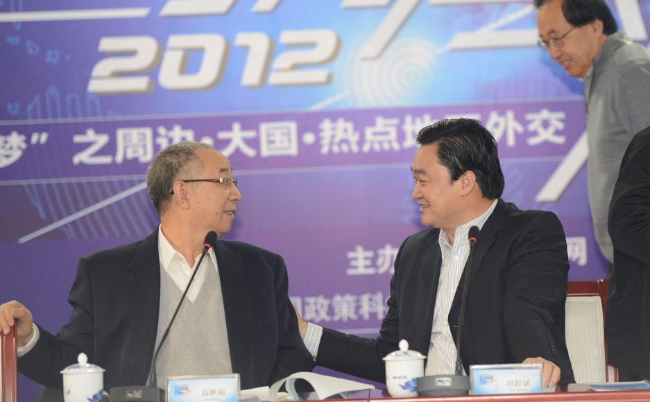 新华网总裁田舒斌（右）与参会代表交谈