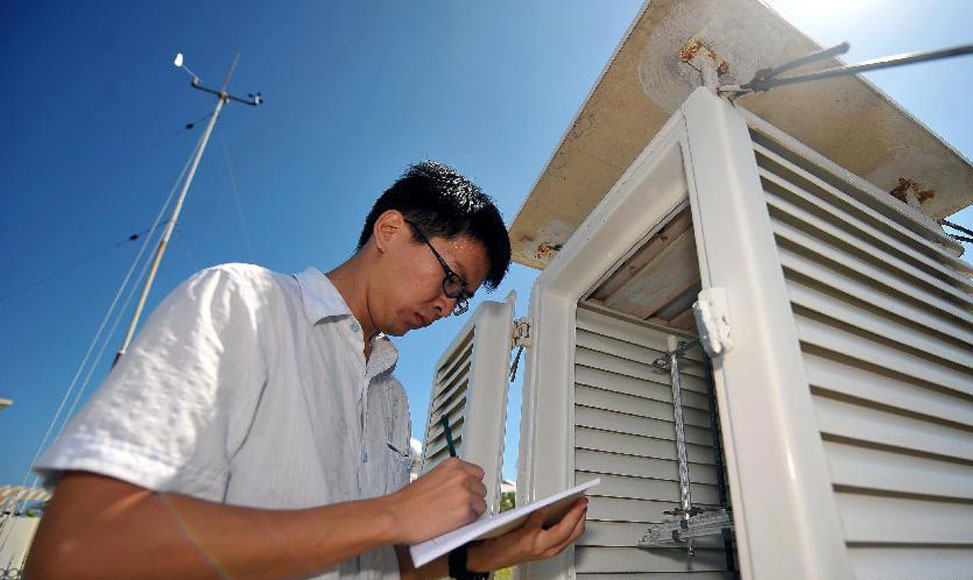 三沙市气象局观测员在进行地面气象观测