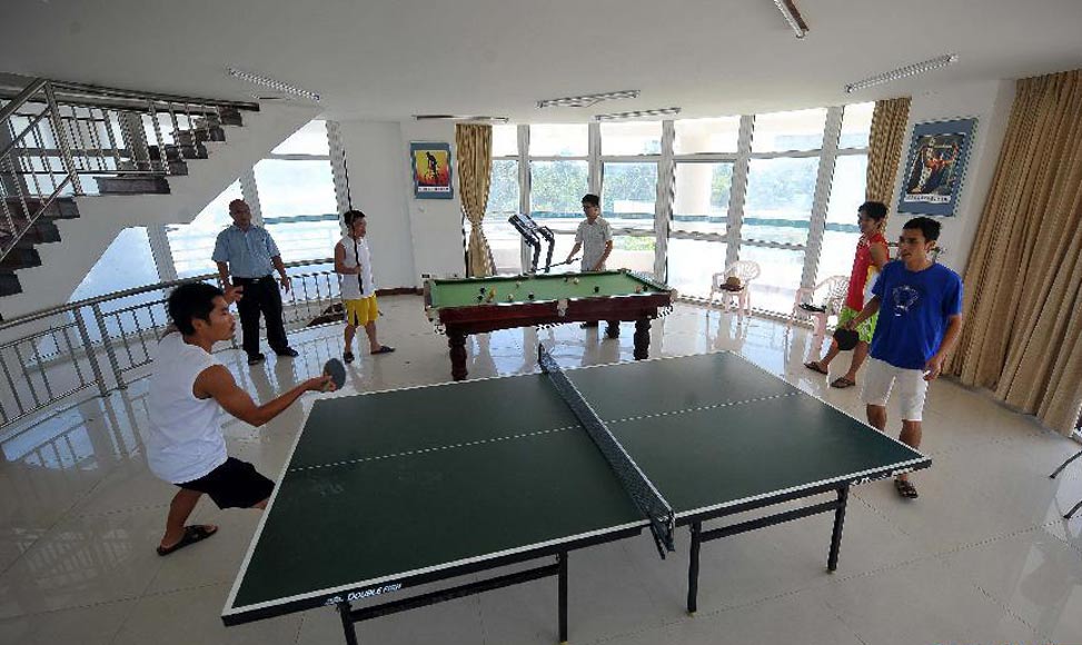 三沙市气象局的预报员们在工作之余参与体育活动