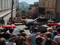 人们聚集在火灾事故现场