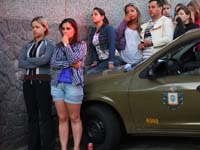 人们聚集在火灾事故现场