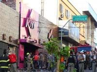 救援人员在发生火灾的夜总会门口工作