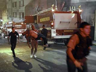 乐队燃放烟花弹引燃隔音板