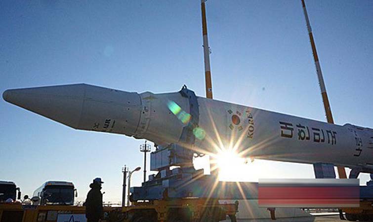 韩国“罗老”号运抵发射台