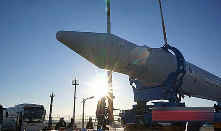 韩国“罗老”号运抵发射台