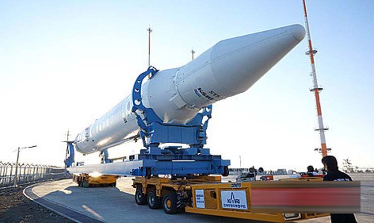 韩国“罗老”号运抵发射台