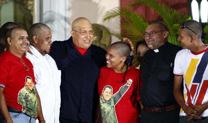 2011年查韦斯因接受癌症化疗剃掉了头发