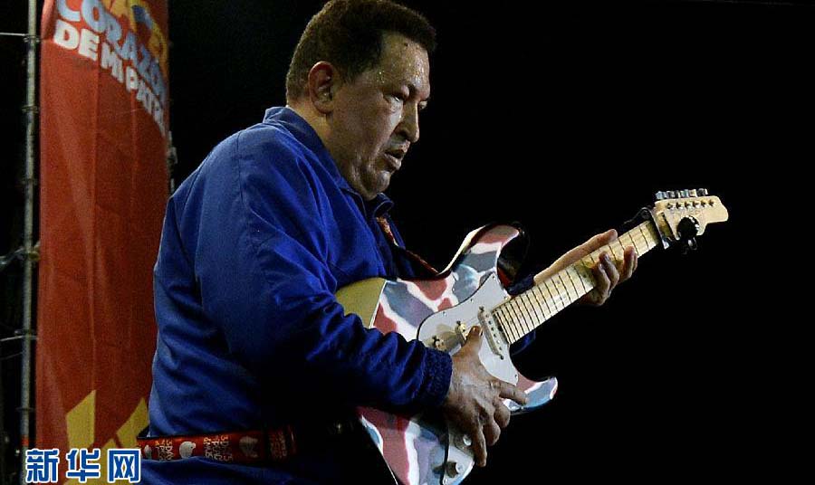 2012年查韦斯在卡维马斯的竞选集会上弹吉他