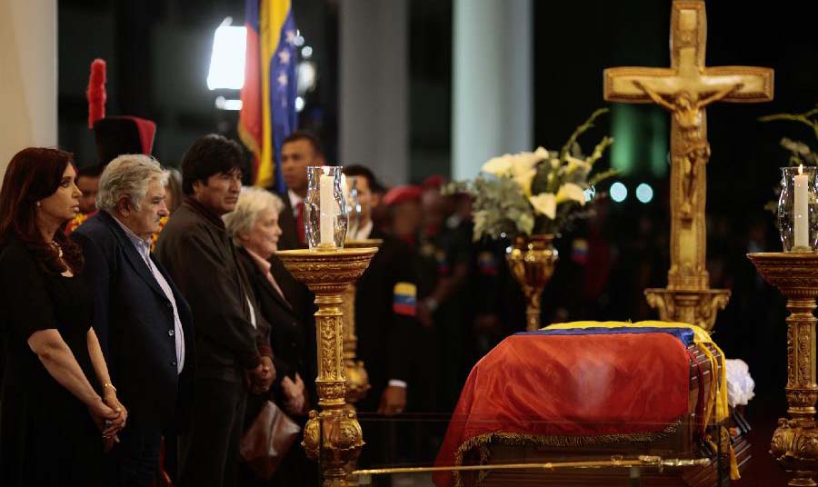 阿根廷、乌拉圭和玻利维亚总统默哀