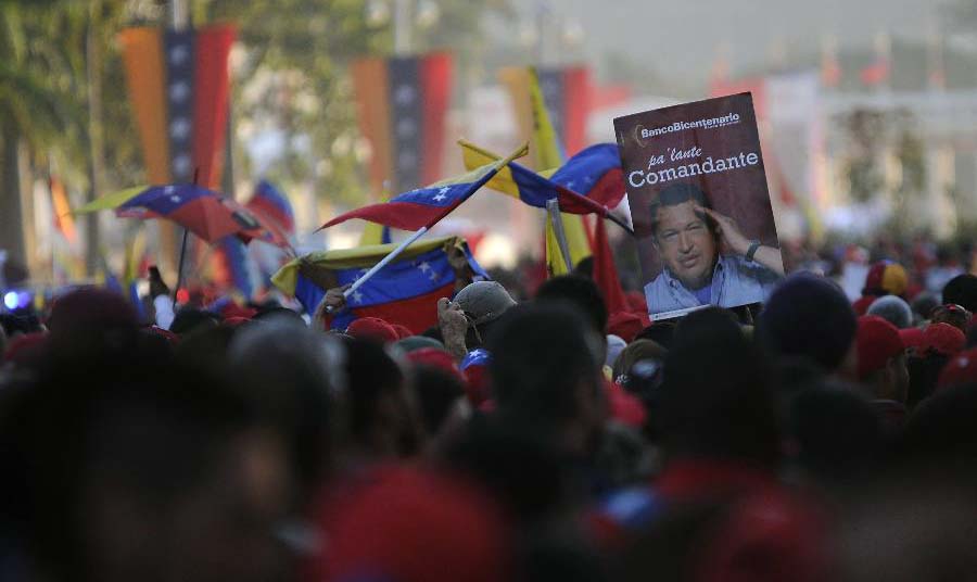 民众高举查韦斯的海报