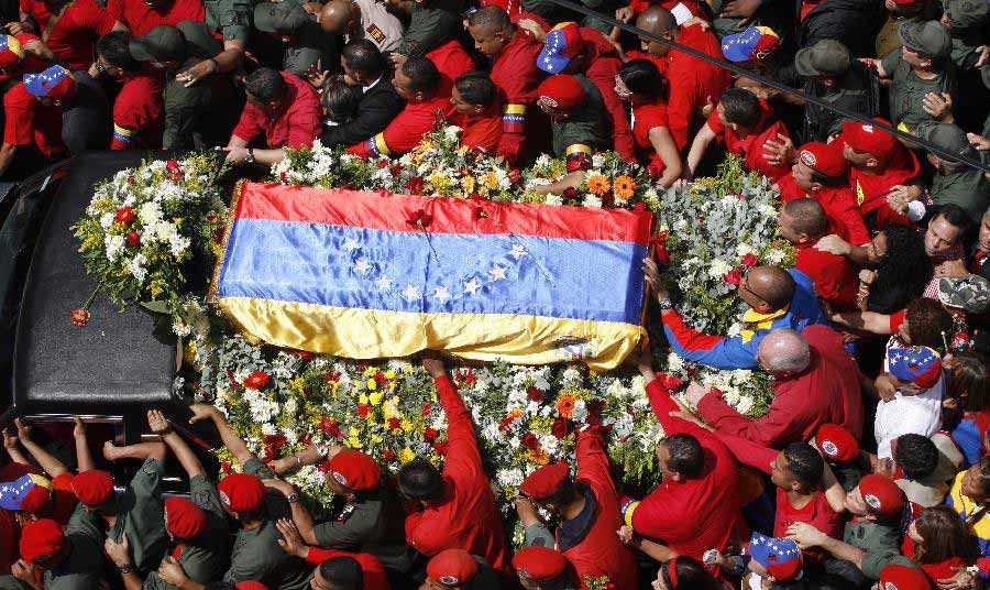 查韦斯的灵柩从加拉加斯的军事医院运往军事学院