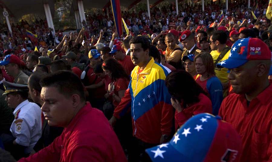 委代总统马杜罗随查韦斯灵柩护送队抵达军事学院