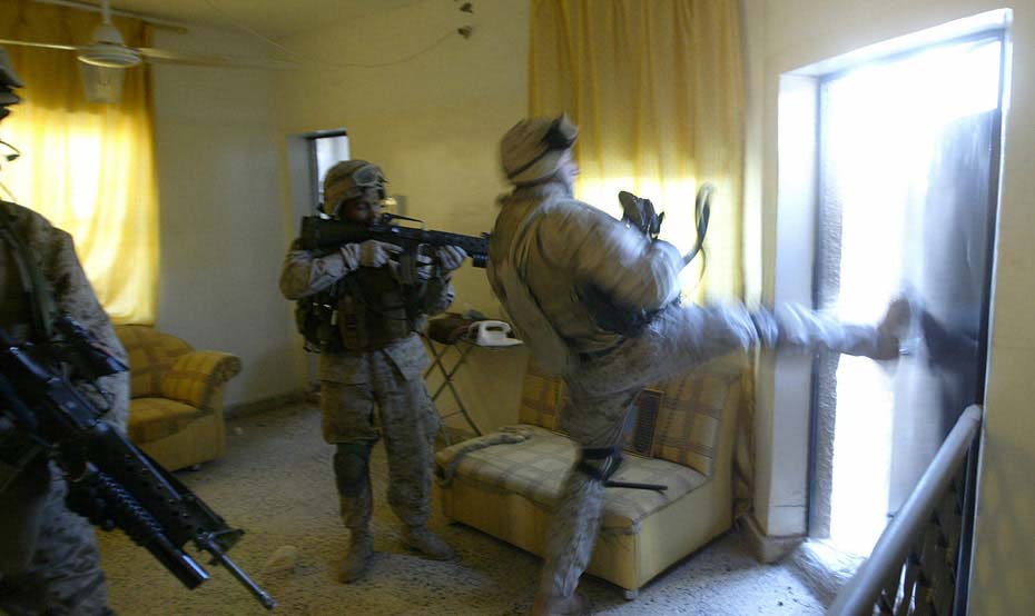 2004年12月，美军士兵准备搜查伊拉克一所民宅。