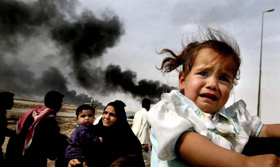 战火中，伊拉克居民撤离巴士拉。
