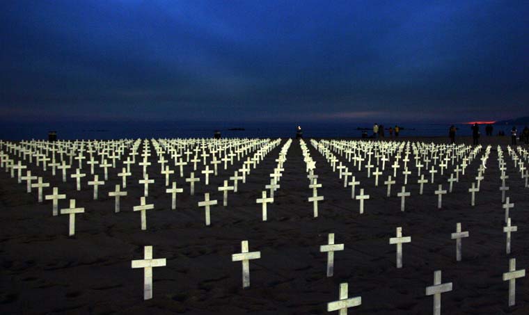 2007年11月25日，美国加州莫妮卡海滩，数不清的十字架代表着美国为伊拉克战争付出的代价。