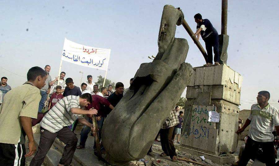 2003年5月，伊拉克人在首都巴格达推倒前总统贝克尔塑像。