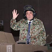 安倍"登战车秀强硬"