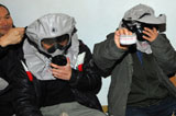 延坪岛的居民在庇护所戴防毒面具