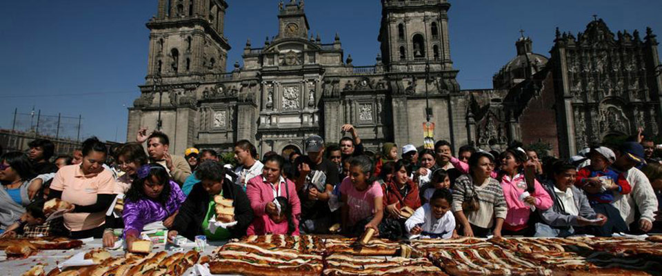 墨西哥民众共享长720米9吨重巨型大蛋糕