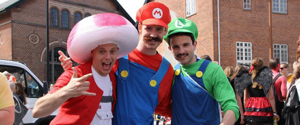 北欧最大狂欢节在丹麦奥尔堡举行盛装大游行