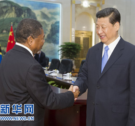 习近平会见坦桑尼亚桑给巴尔总统