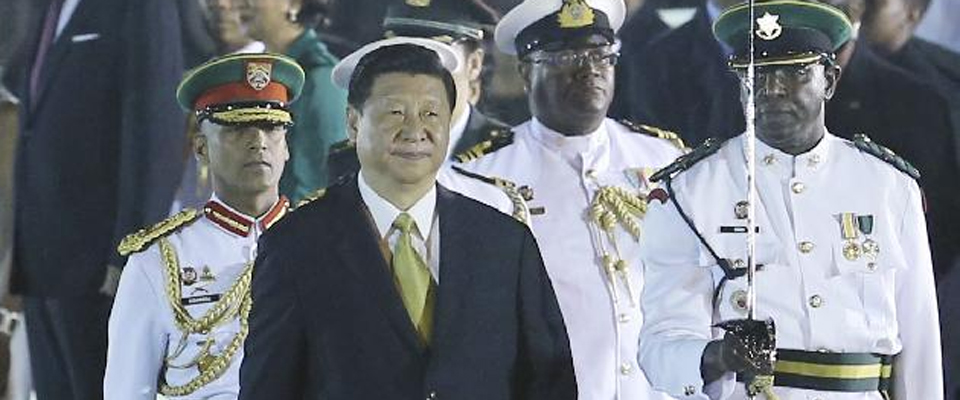 习近平主席检阅仪仗队