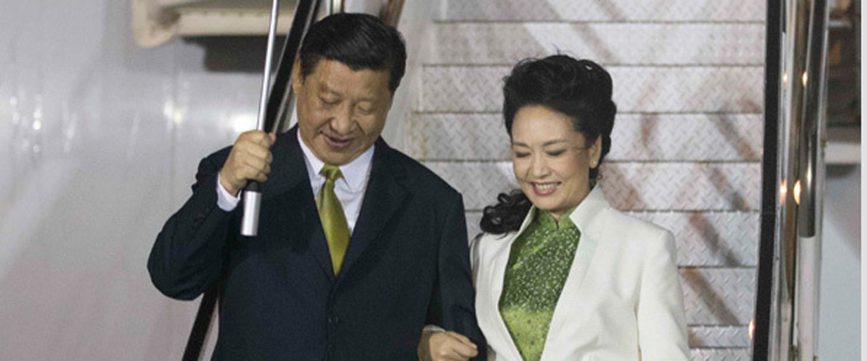 习近平和夫人彭丽媛走下舷梯