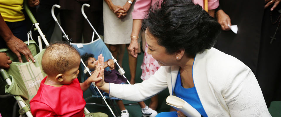 彭丽媛参观特多智障儿童协会